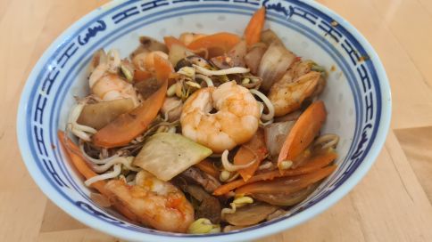 Wok mit Garnelen und Sprossen