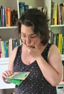 Nadja, die rumrätselt mit Saatgutpackerl in der Hand